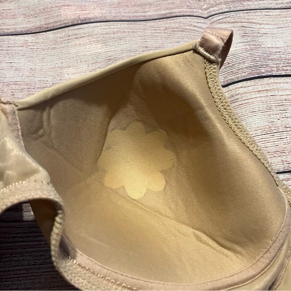Nude Hanes No Underwire Bra, Adjustable Straps, Nipple Shield, Size 40C - Picture 5 of 6